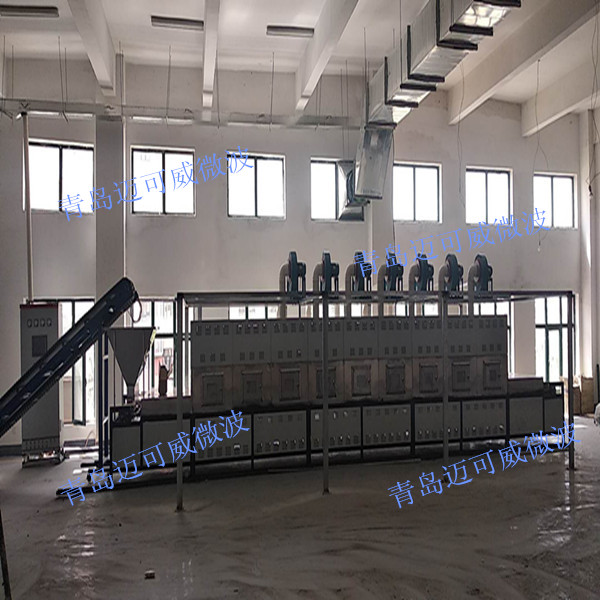 某環(huán)保企業(yè)：隧道式微波昆蟲加熱膨化設(shè)備，用于黑水虻的微波膨化