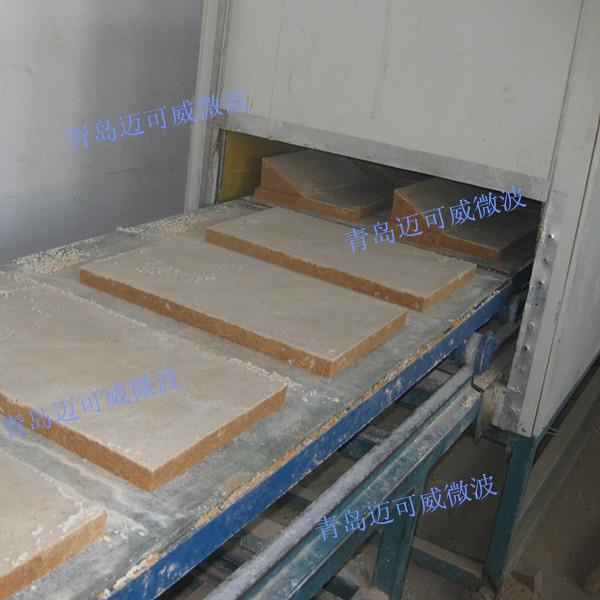 某耐火材料企業(yè)：推車式隧道微波熱定型設(shè)備，用于高溫防火磚的熱定型