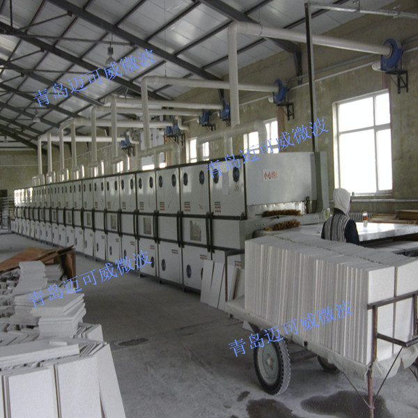 某建材企業(yè)：大型隧道式微波烘干設(shè)備，用于建筑內(nèi)墻材料的的處理