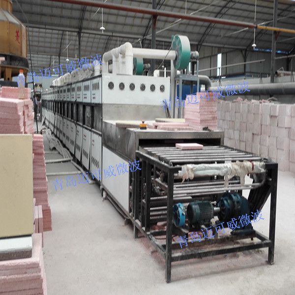 某建材企業(yè)：隧道式微波干燥設(shè)備，用于建筑保溫材料加熱干燥定型